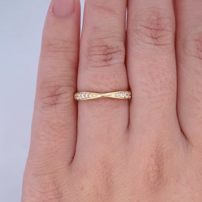 Brilliant Cut Diamond Set Cinched Ring in Yellow Gold | 0.18ctw