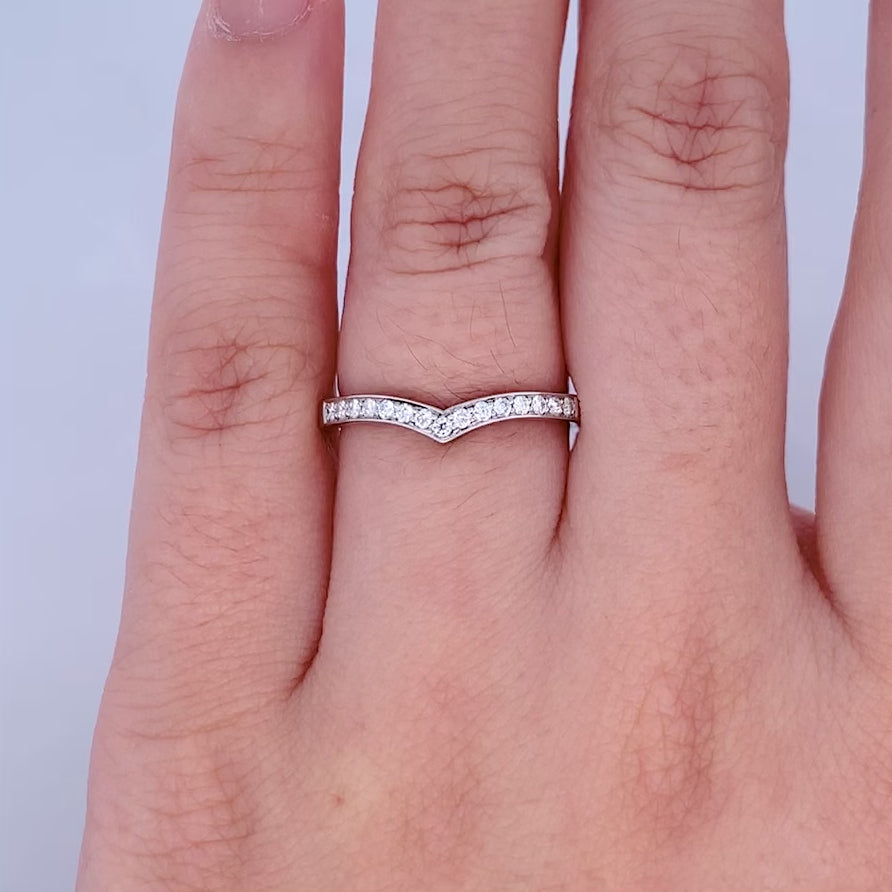 Brilliant Cut Diamond Grain Set V-shaped Ring in Platinum | 0.13ctw